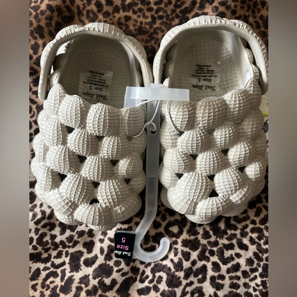New First Steps by Stepping Stones Khaki Bubble Slides Bolt Charm Kids size 5-6 - Picture 4 of 5